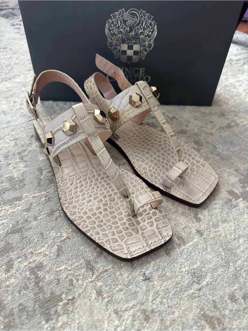 NEW Vince Camuto Cream Croc T-Strap Sandals with Gold Studs 6.5 Dailette